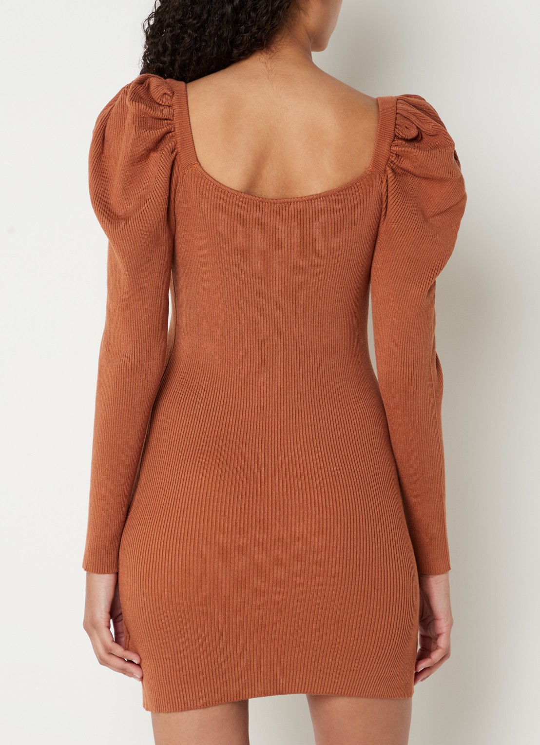 Chi Chi London  Ribgebreide mini jurk met pofmouw - achterkant roestbruin