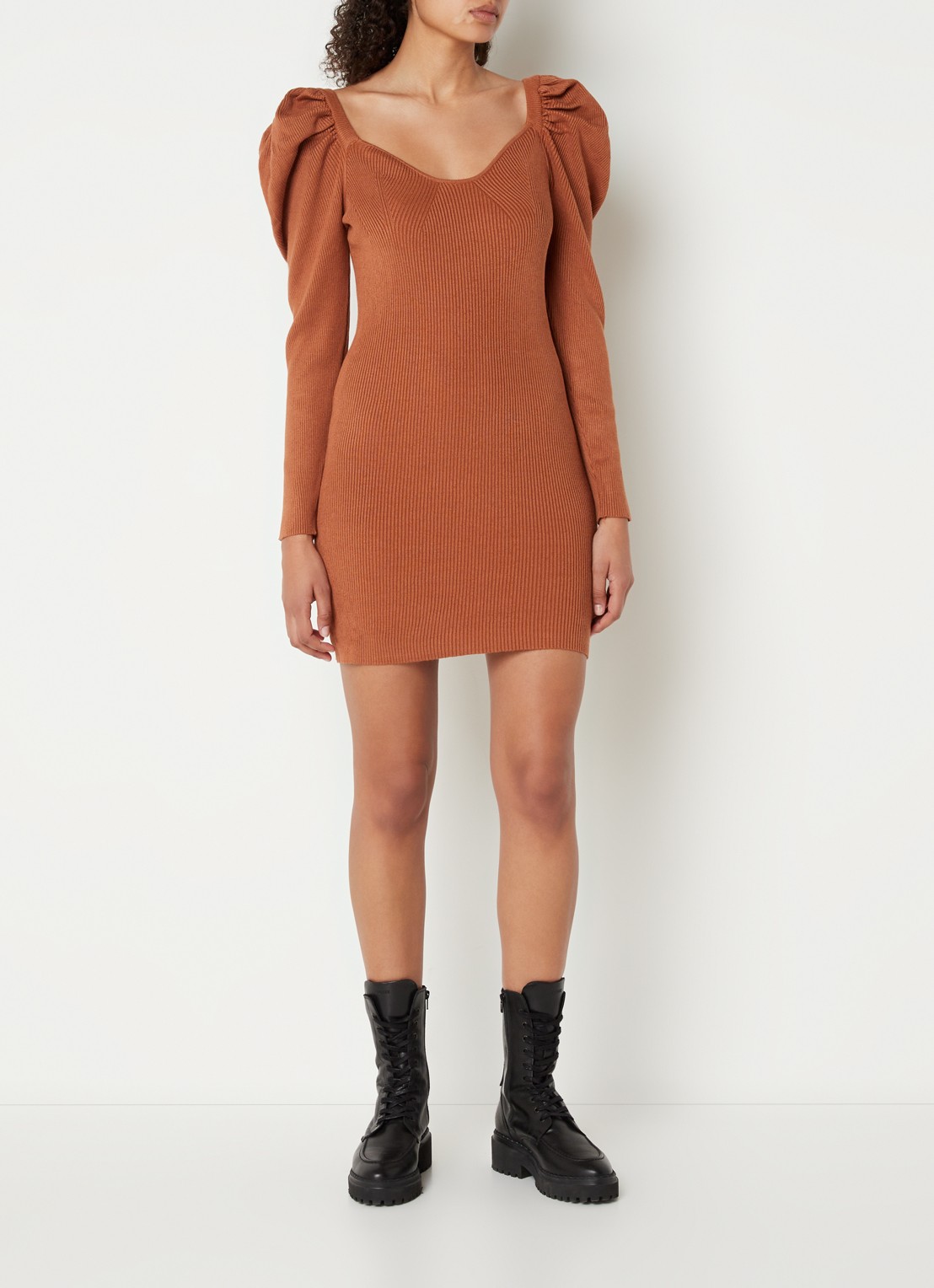 Chi Chi London  Ribgebreide mini jurk met pofmouw - voorkant 4 roestbruin