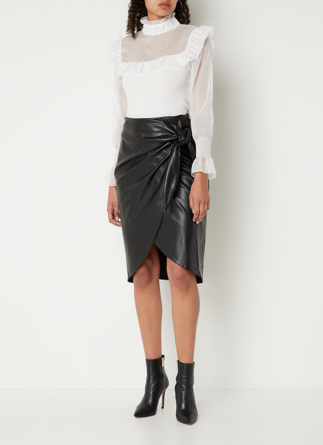 Chi Chi London Ribgebreide top met volant - voorkant 3 wit