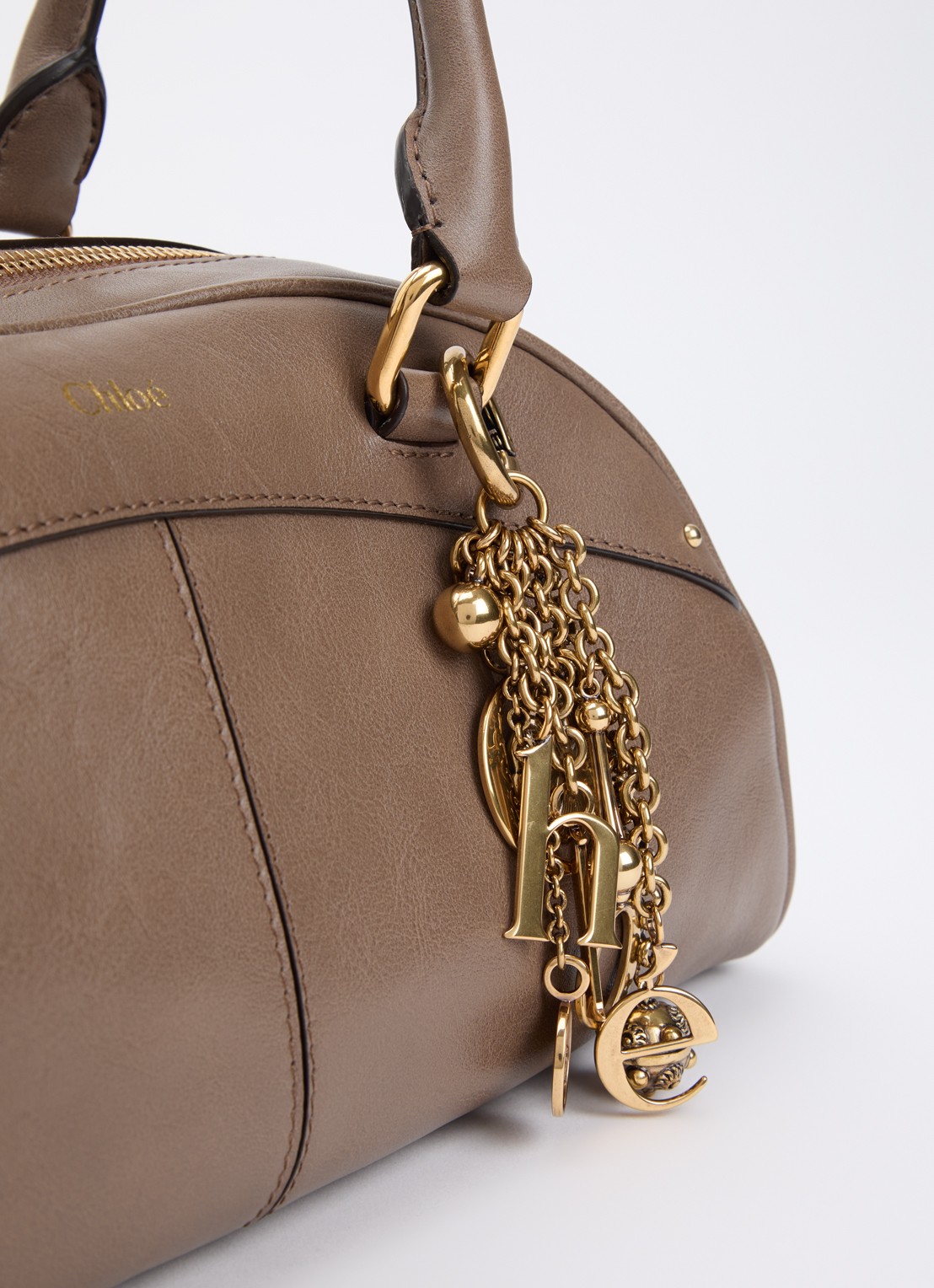 Chloé Bowling handtas van kalfsleer met kettingdetail - detail 5 lichtbruin