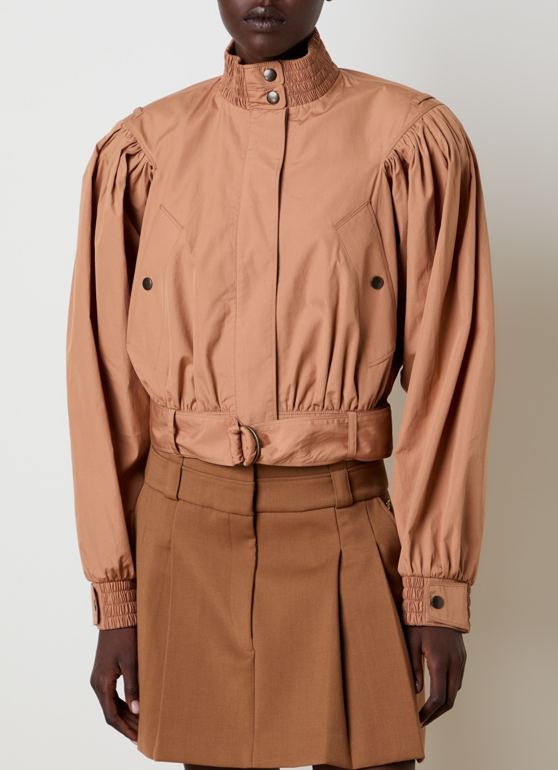 Chloé Cropped trenchcoat met pofmouw en ceintuur - detail camel