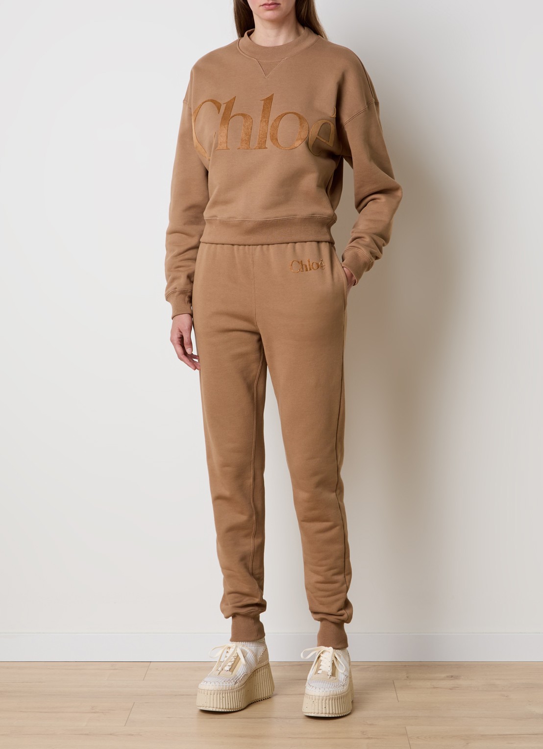 Chloé High waist tapered fit joggingbroek met logo - voorkant 3 camel