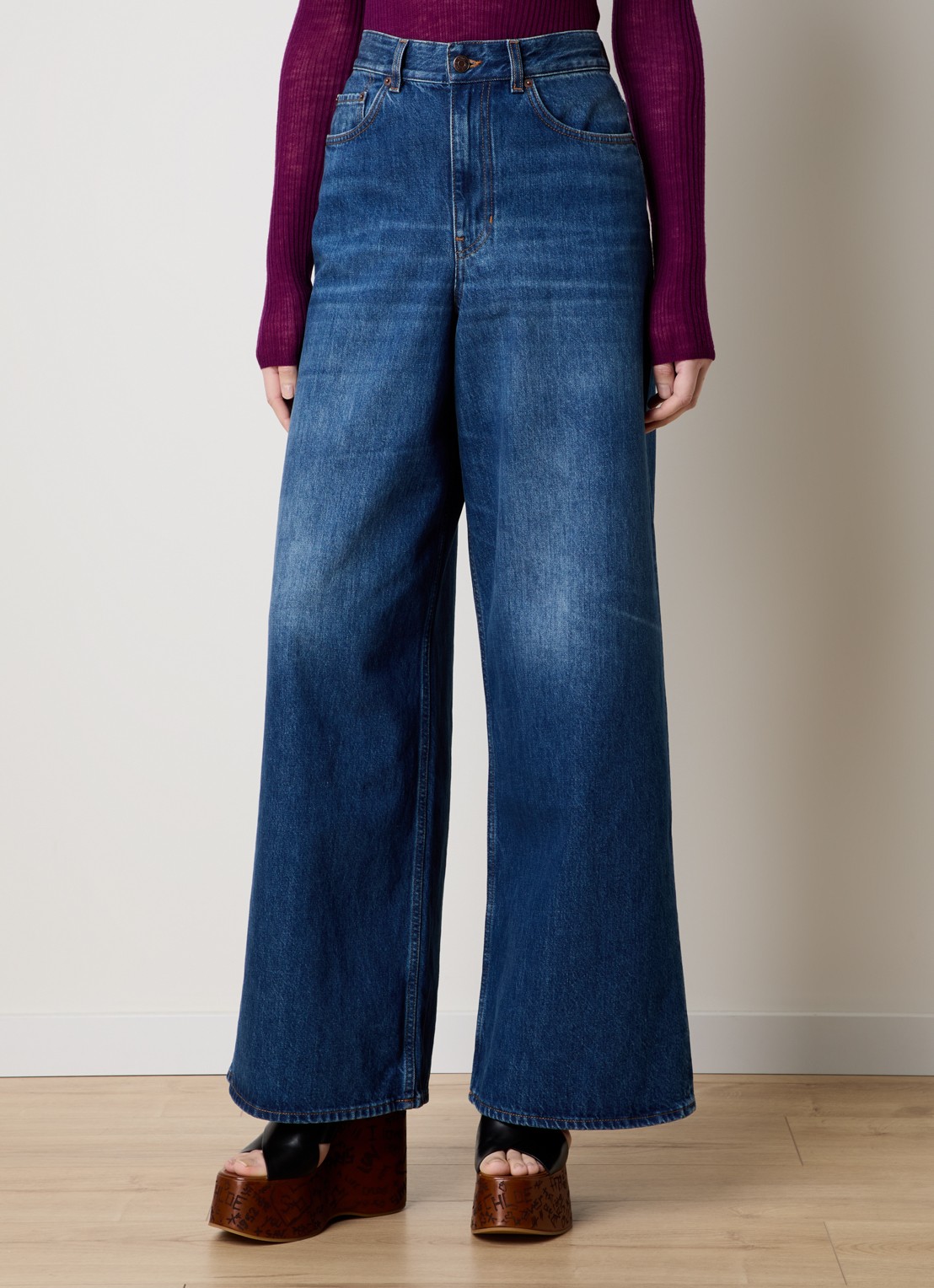 Chloé High waist wide leg jeans met medium wassing - detail indigo