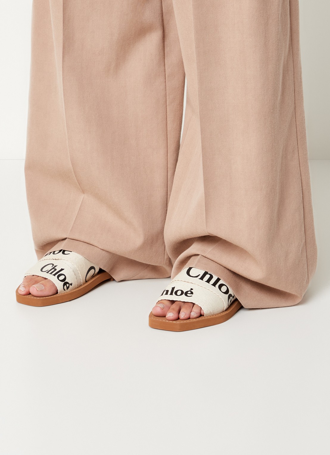Chloé Woody slipper van canvas met logo - voorkant 7 beige