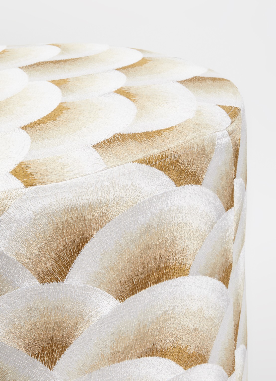 Claudi Arco poef 45 cm - detail 2 goud