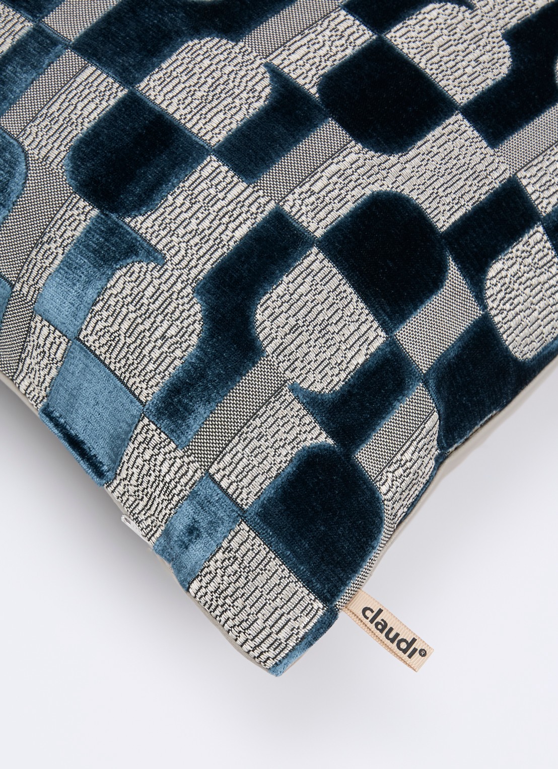 Claudi Arkos Exclusive sierkussen 45 x 45 cm - detail 2 indigo