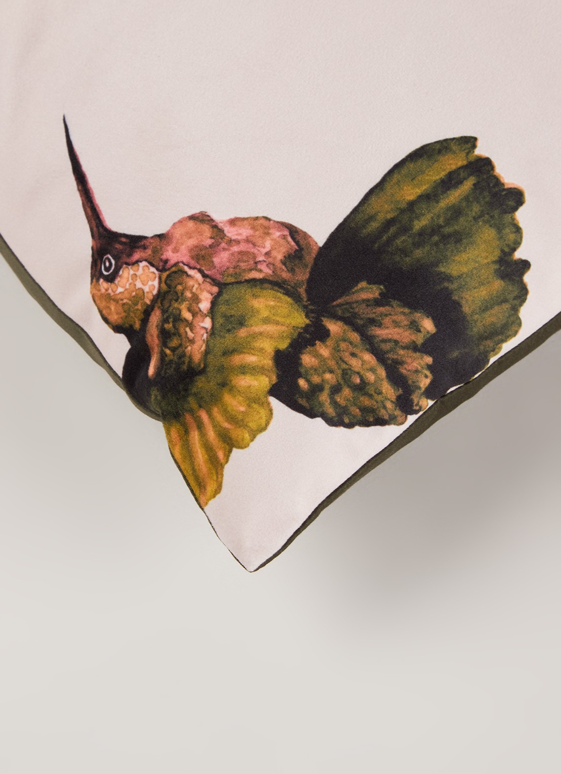 Claudi Eco Hummingbird Jackson sierkussen 45 x 45 cm - detail lichtroze