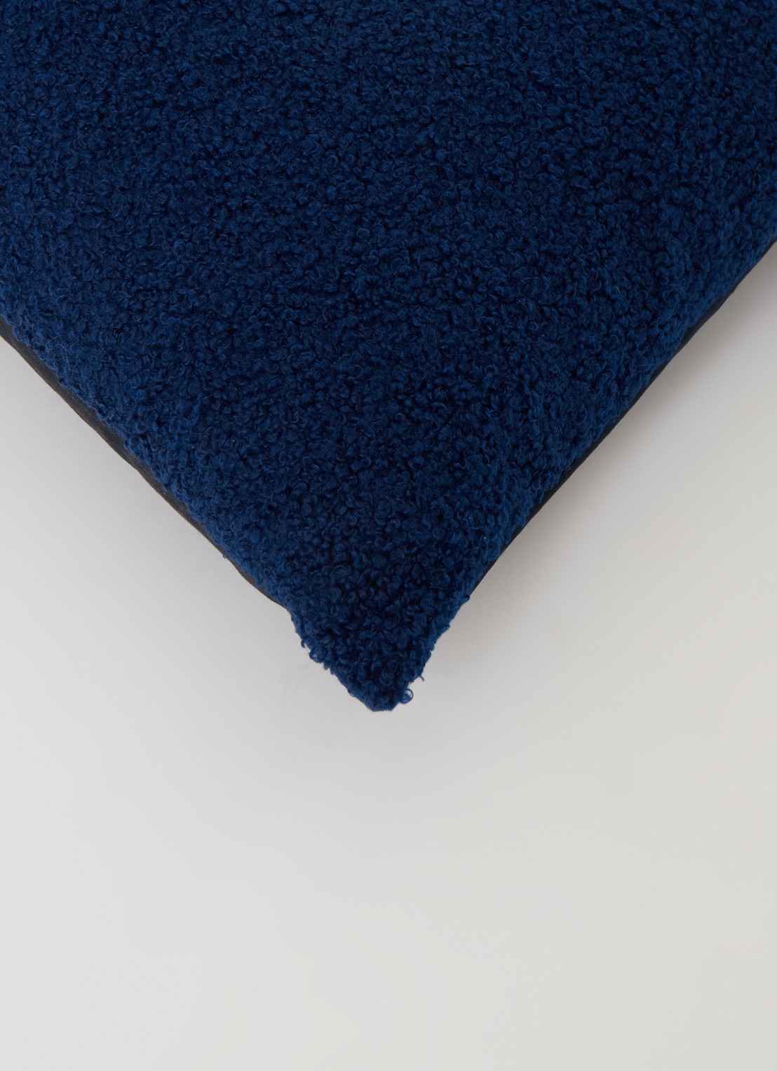 Claudi  Humberti sierkussen 45 x 45 cm - detail 4 donkerblauw