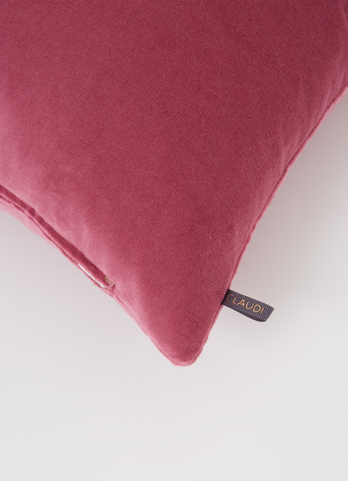 Claudi Scott sierkussen 45 x 45 cm  - detail 2 donkerroze
