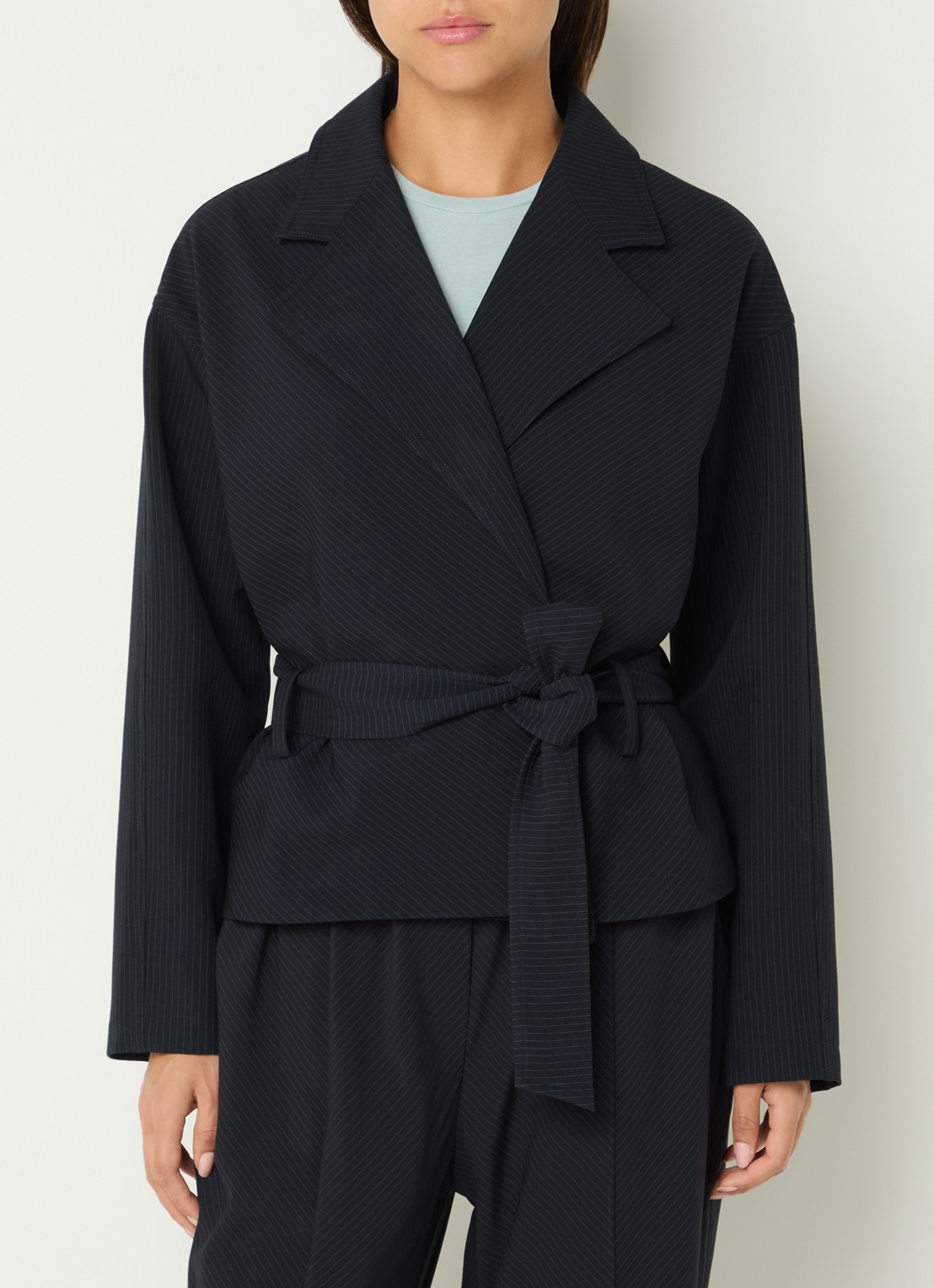 Claudia Sträter Blazer met krijtstreep en strikceintuur - detail donkerblauw
