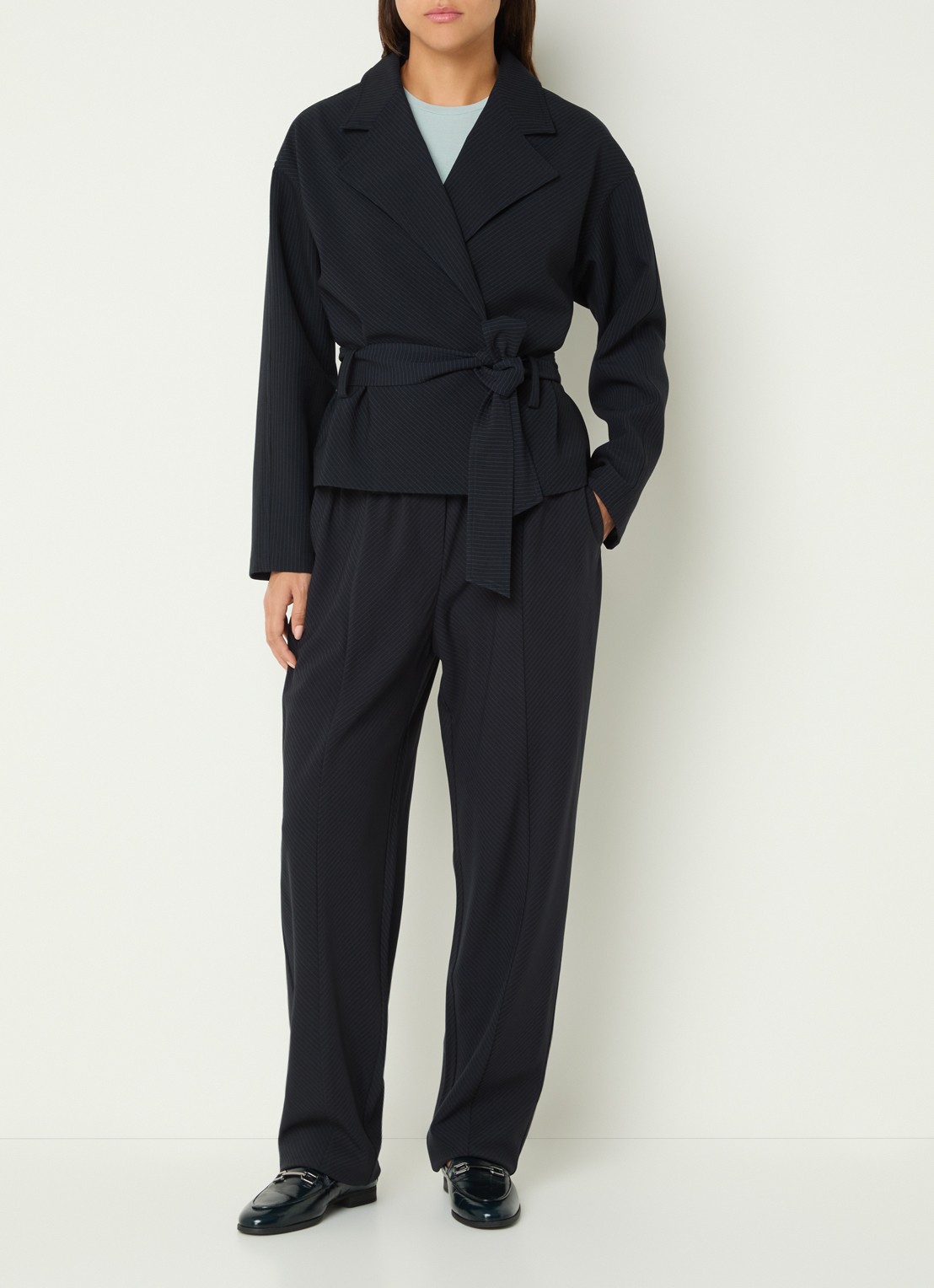 Claudia Sträter Blazer met krijtstreep en strikceintuur - voorkant 3 donkerblauw