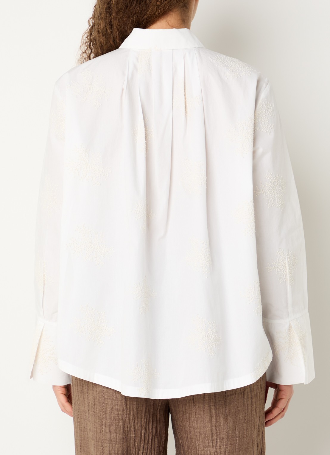 Claudia Sträter Blouse met borduring en trompetmouw - achterkant creme