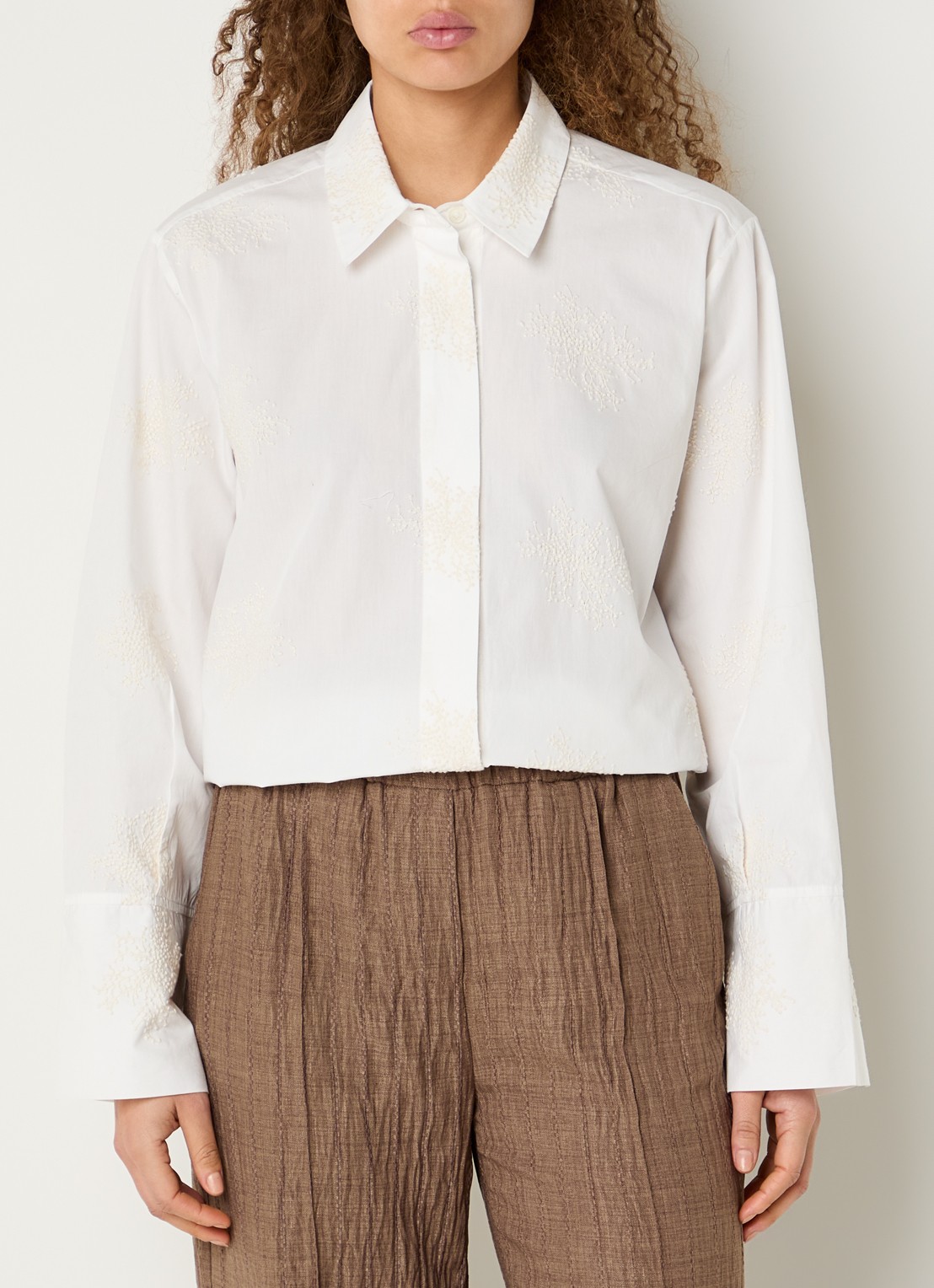 Claudia Sträter Blouse met borduring en trompetmouw - detail 2 creme