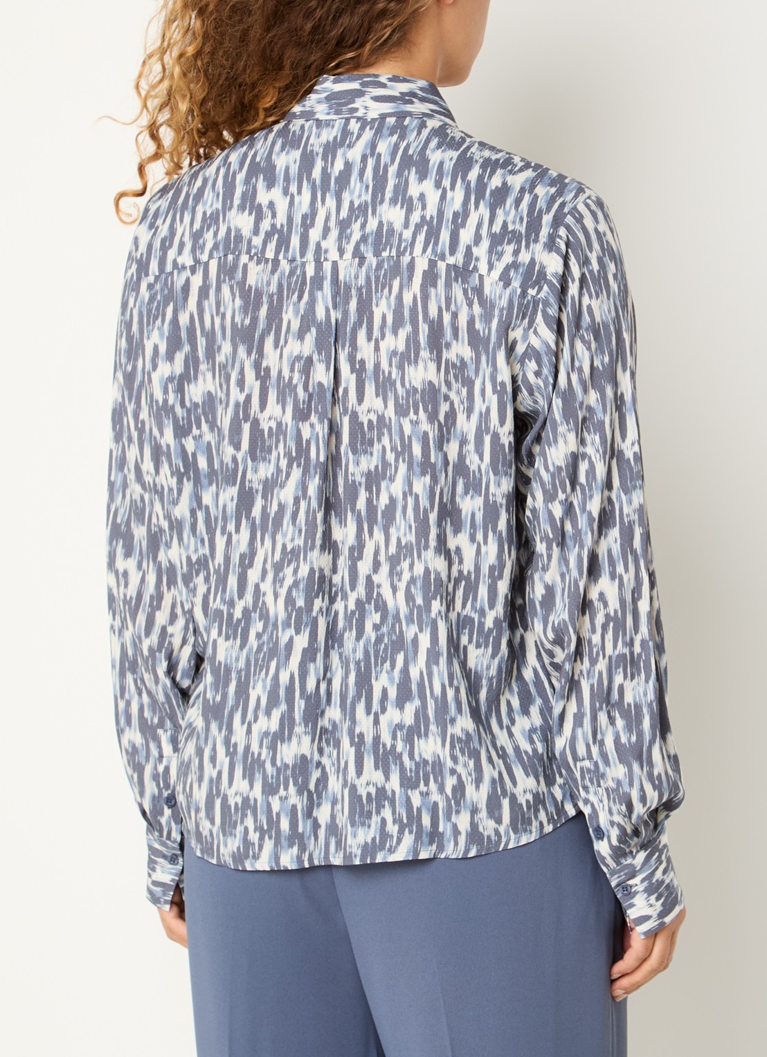 Claudia Sträter Blouse met print - achterkant staalblauw