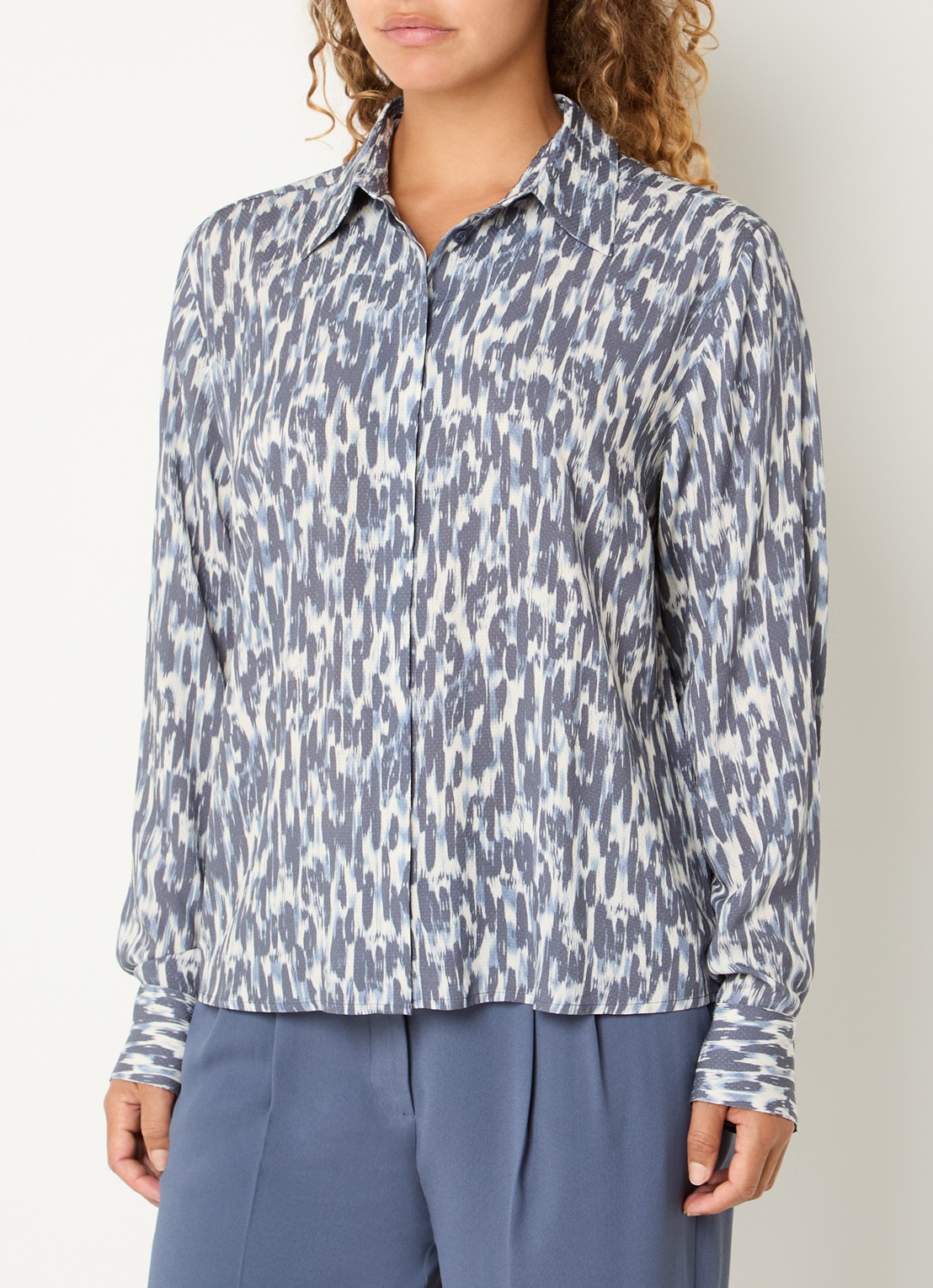 Claudia Sträter Blouse met print - detail 2 staalblauw