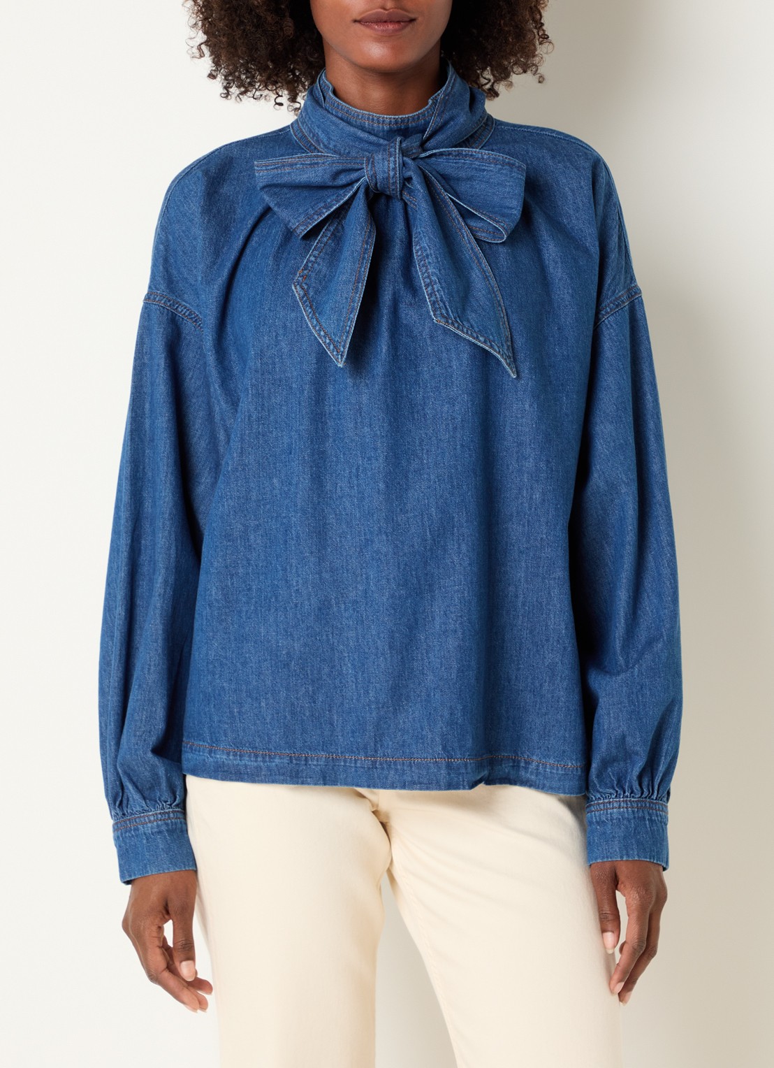 Claudia Sträter Blouse van denim met sjaalkraag - detail indigo