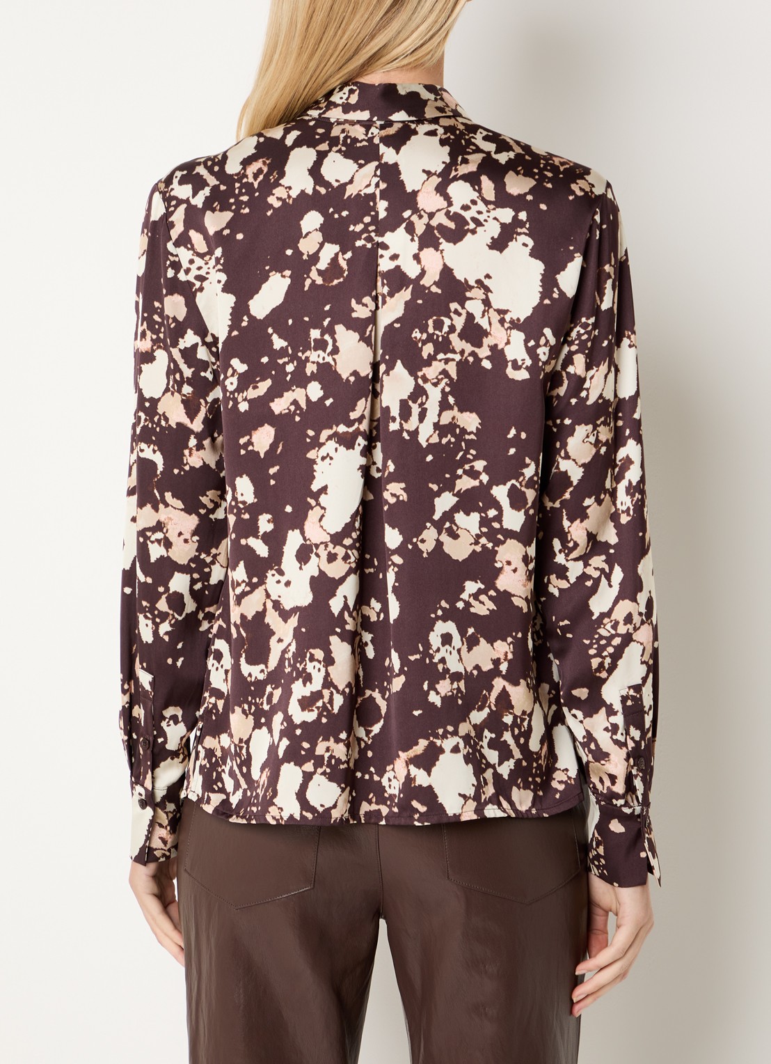 Claudia Sträter Blouse van satijn met grafische print - achterkant chocoladebruin