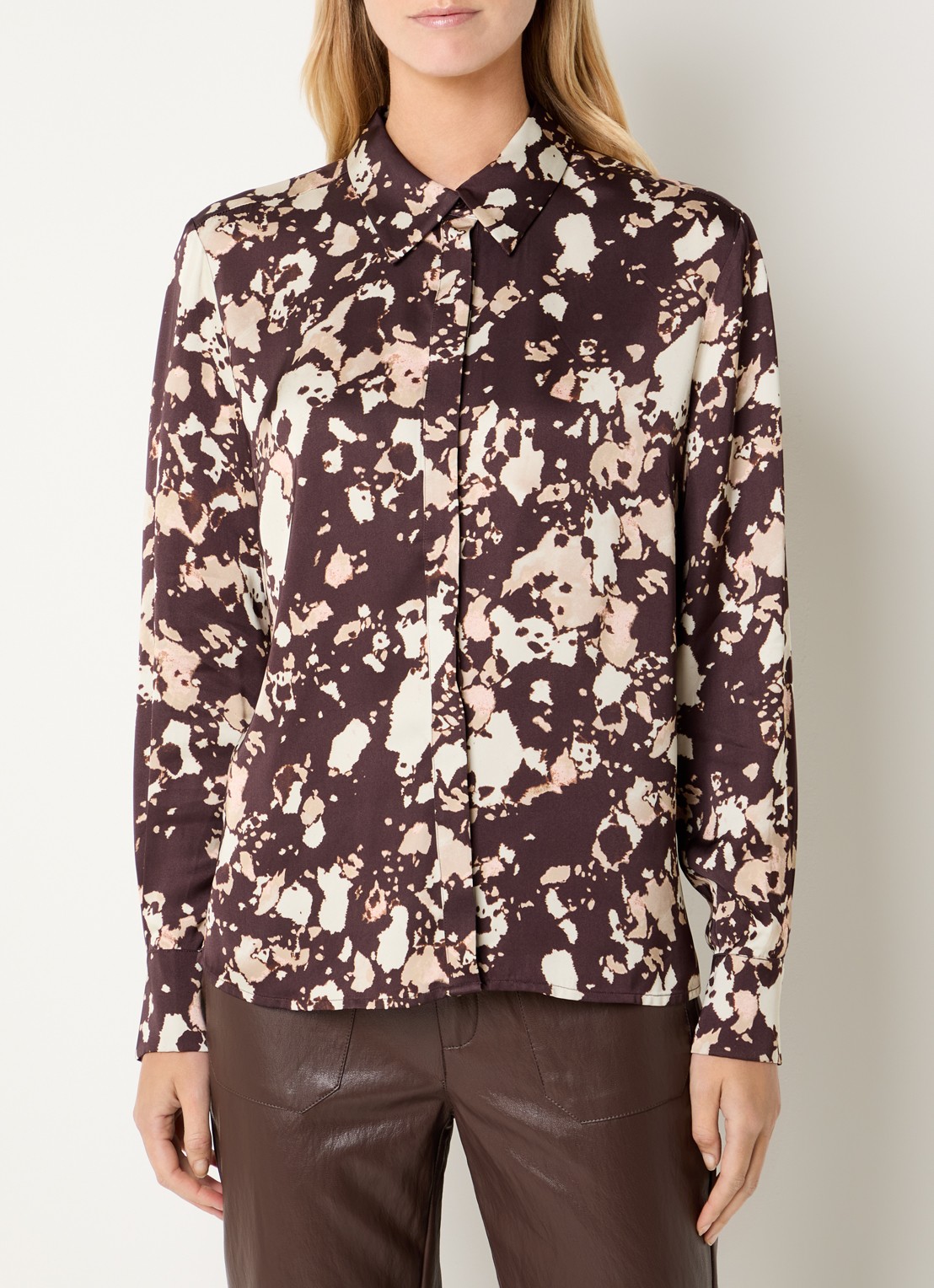 Claudia Sträter Blouse van satijn met grafische print - detail 4 chocoladebruin