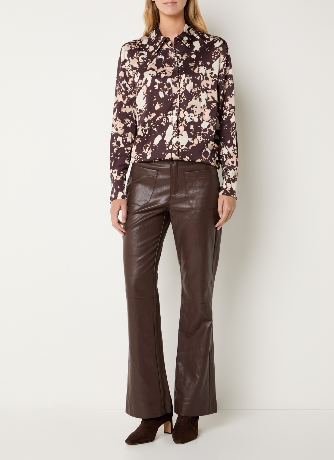 Claudia Sträter Blouse van satijn met grafische print - voorkant 3 chocoladebruin