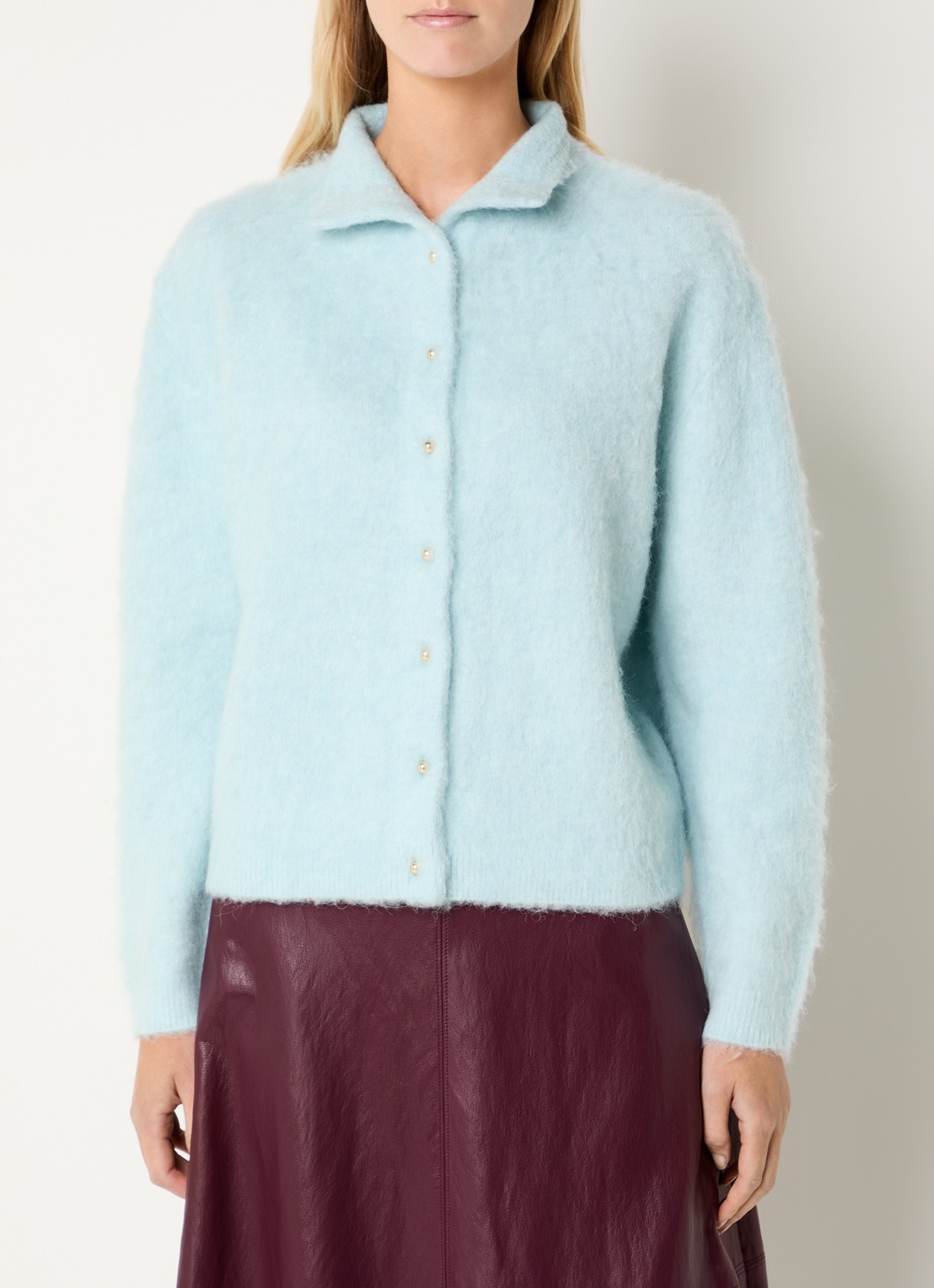 Claudia Sträter Fijngebreid vest in alpaca wolblend met kraag - detail lichtblauw