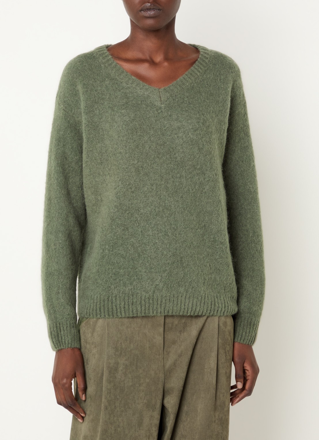 Claudia Sträter Fijngebreide pullover in alpaca wolblend met V-hals - detail groen