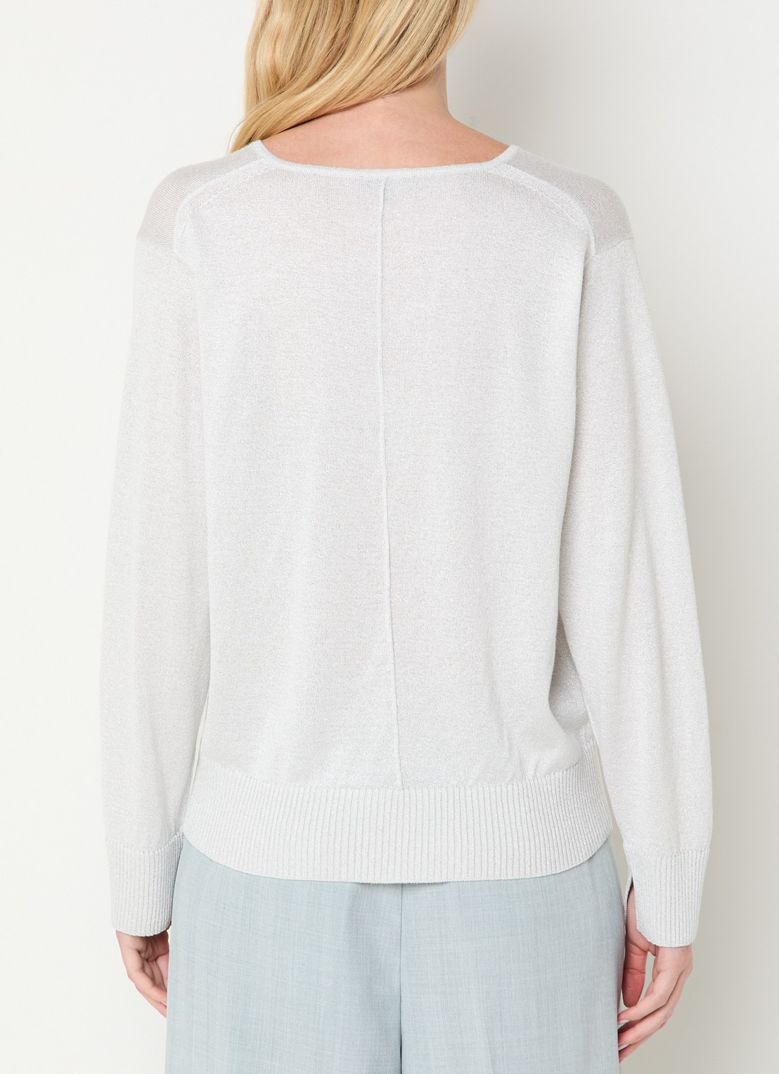 Claudia Sträter Fijngebreide pullover met lurex en V-hals - achterkant 3 lichtgrijs