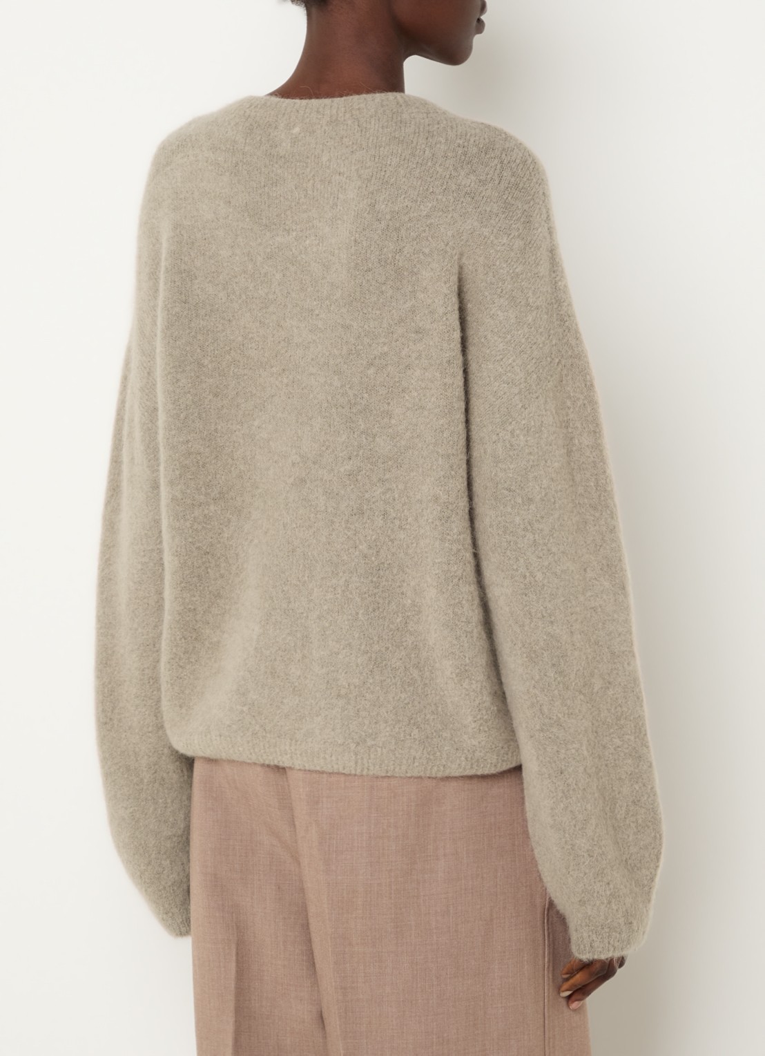 Claudia Sträter Fijngebreide trui in alpaca wolblend - achterkant 2 taupe