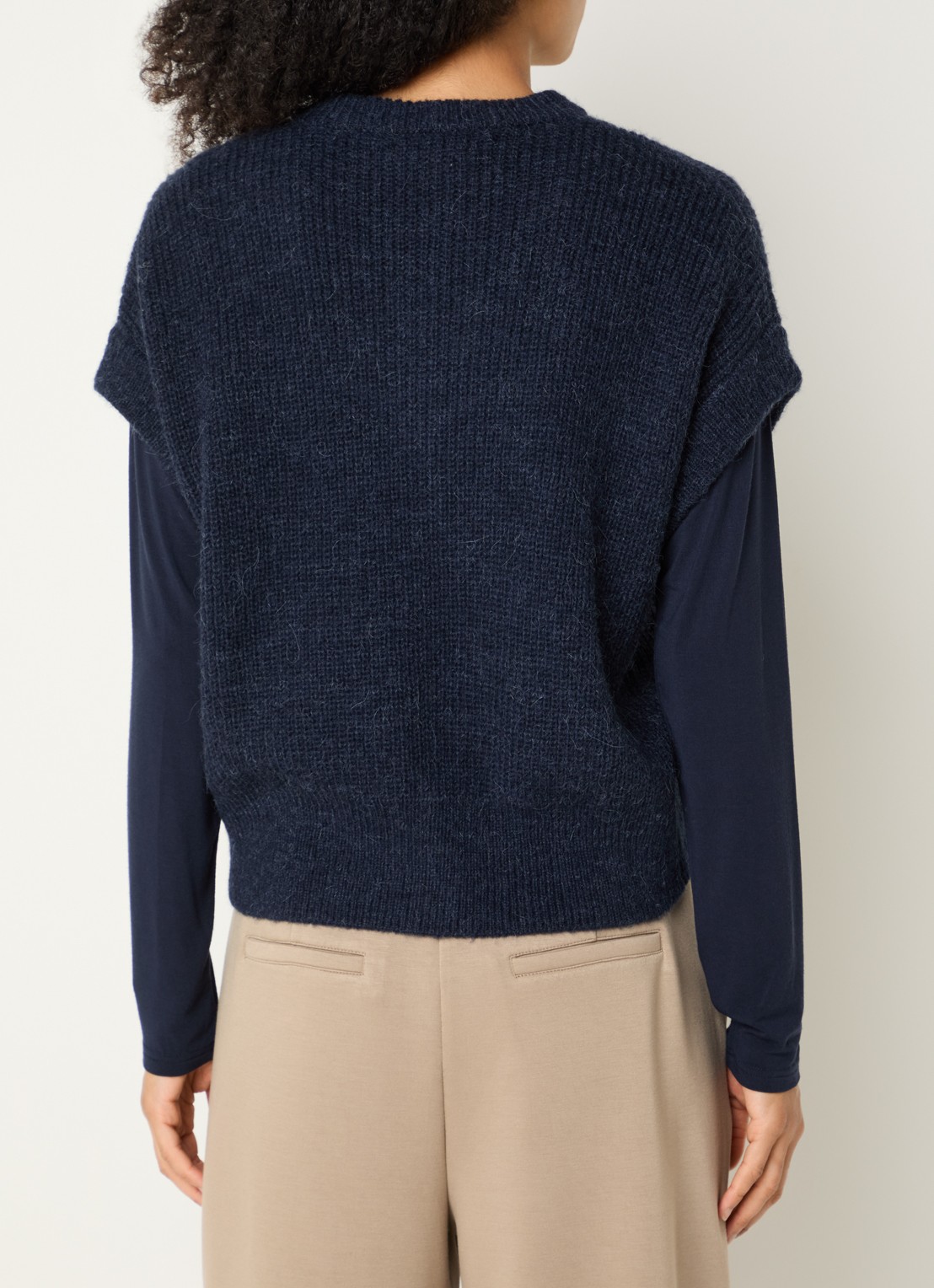 Claudia Sträter Grofgebreid mouwloos vest in alpaca wolblend - achterkant 3 donkerblauw