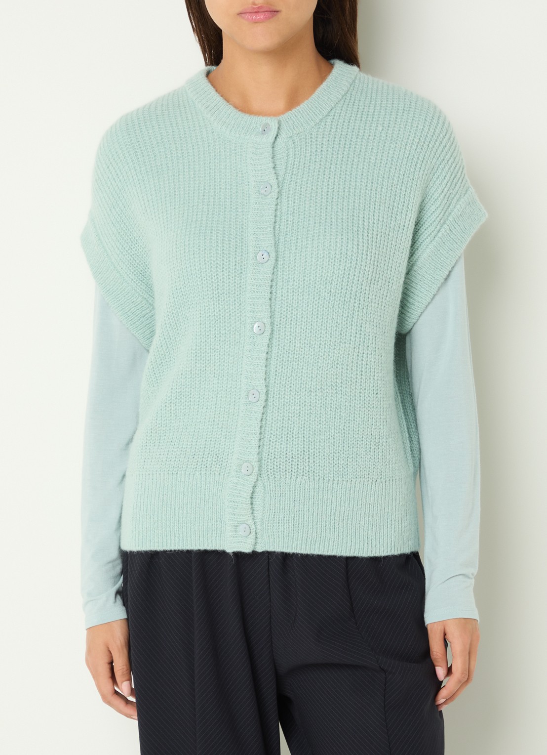 Claudia Sträter Grofgebreid mouwloos vest in alpaca wolblend - detail 3 lichtblauw