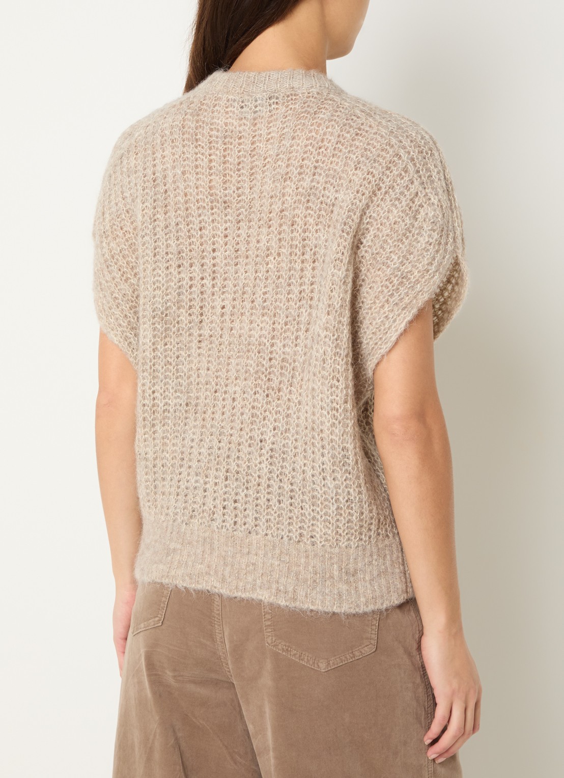 Claudia Sträter Grofgebreide mouwloze trui in alpaca wolblend - achterkant 4 donkerbeige