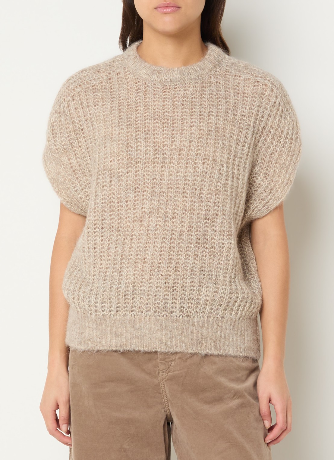Claudia Sträter Grofgebreide mouwloze trui in alpaca wolblend - detail donkerbeige