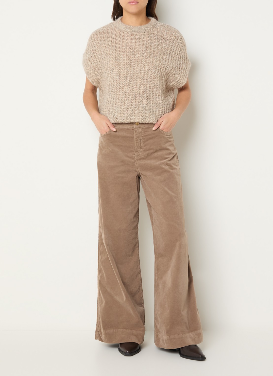 Claudia Sträter Grofgebreide mouwloze trui in alpaca wolblend - voorkant 3 donkerbeige