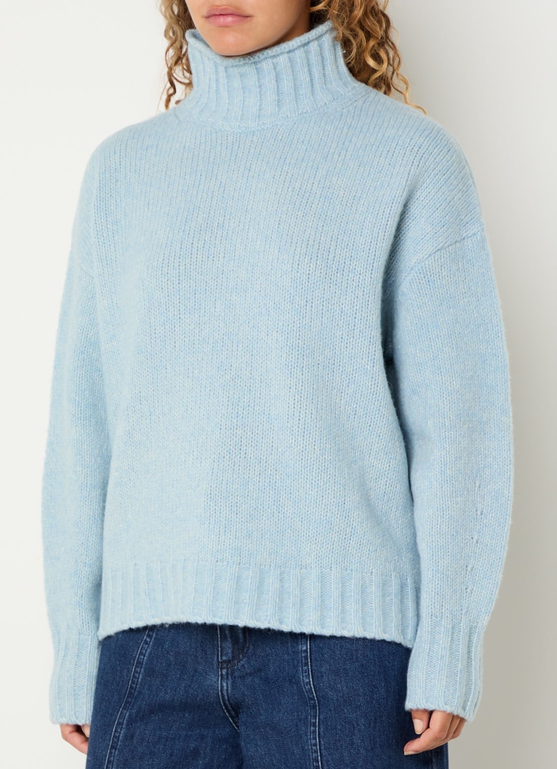 Claudia Sträter Grofgebreide trui in alpaca wolblend met col - detail lichtblauw