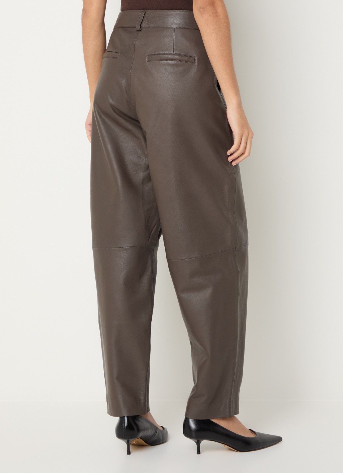 Claudia Sträter High waist balloon fit broek van leer met steekzakken - achterkant lichtbruin