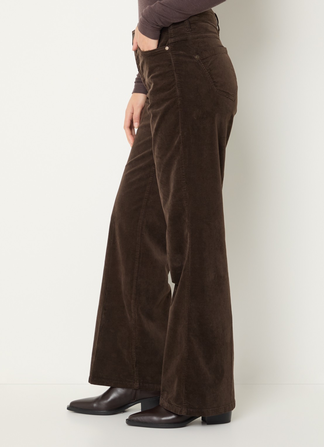 Claudia Sträter High waist flared fit broek van fluweel met steekzakken - detail 2 donkerbruin