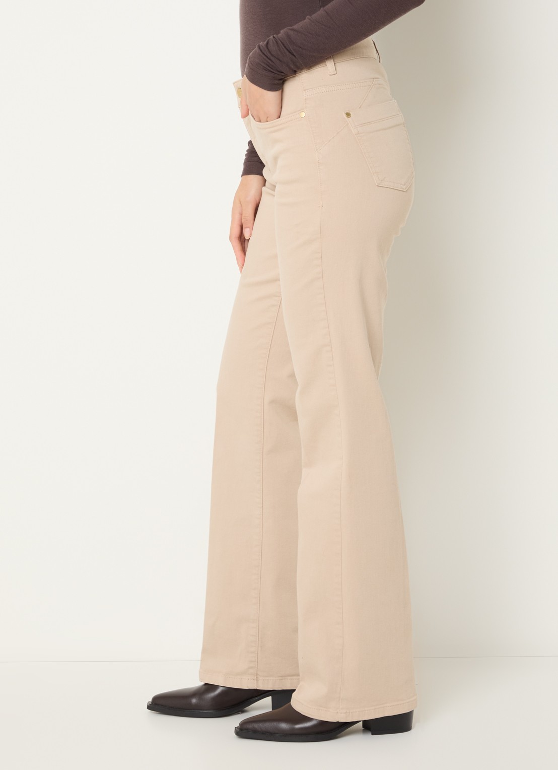 Claudia Sträter High waist flared jeans met gekleurde wassing - detail 4 zand
