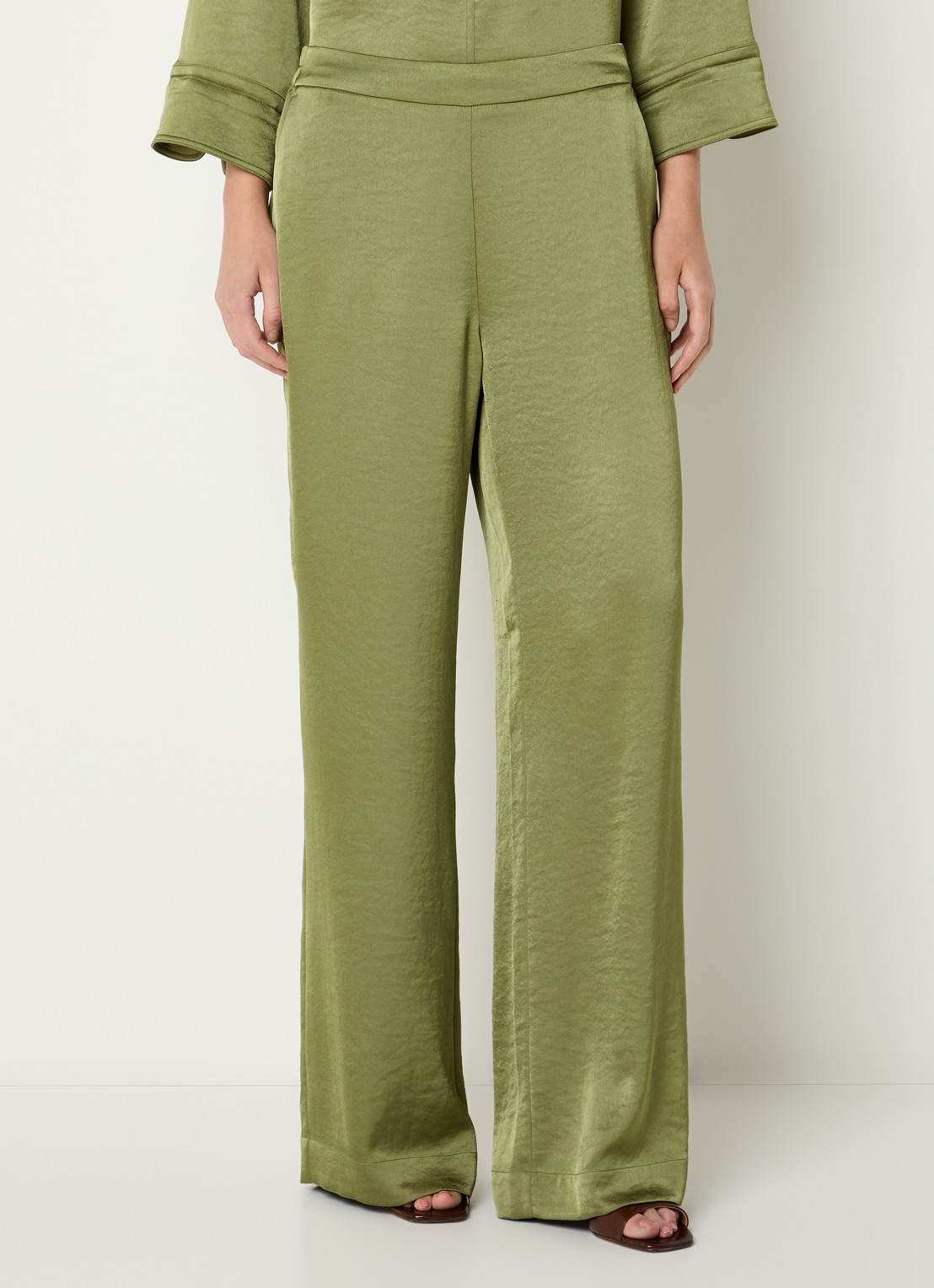 Claudia Sträter High waist straight fit pantalon van satijn met steekzakken - detail groen