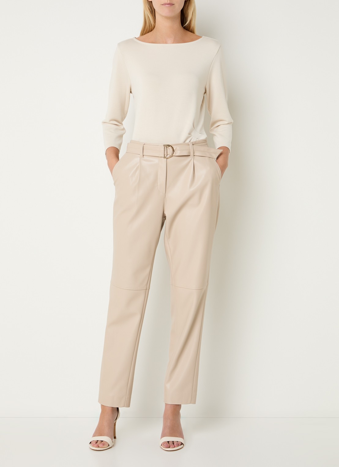 Claudia Sträter High waist tapered fit pantalon van imitatieleer met steekzakken - voorkant 2 beige