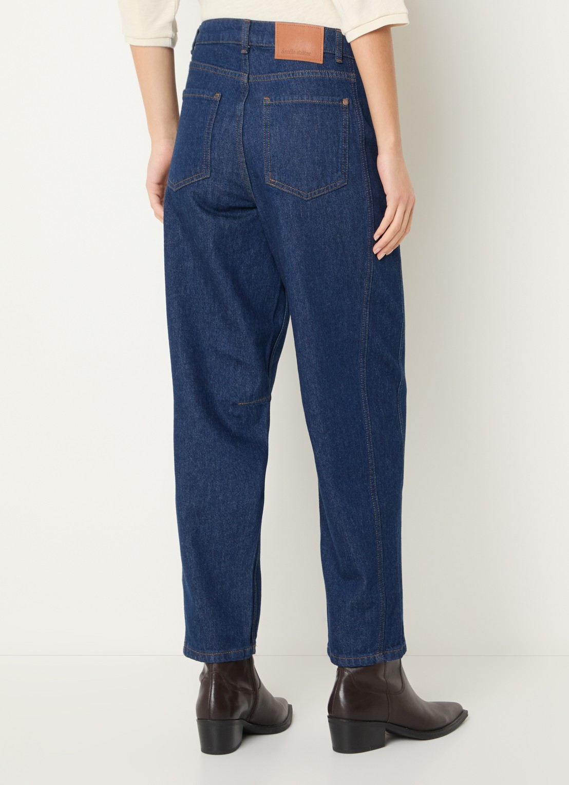 Claudia Sträter High waist tapered jeans met donkere wassing - achterkant indigo