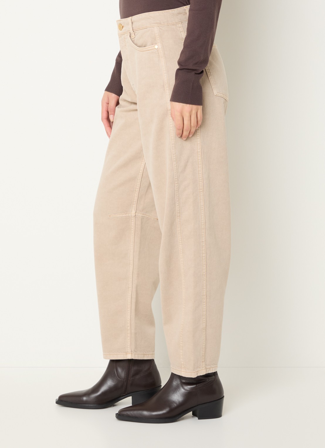 Claudia Sträter High waist tapered jeans met gekleurde wassing - detail 5 zand