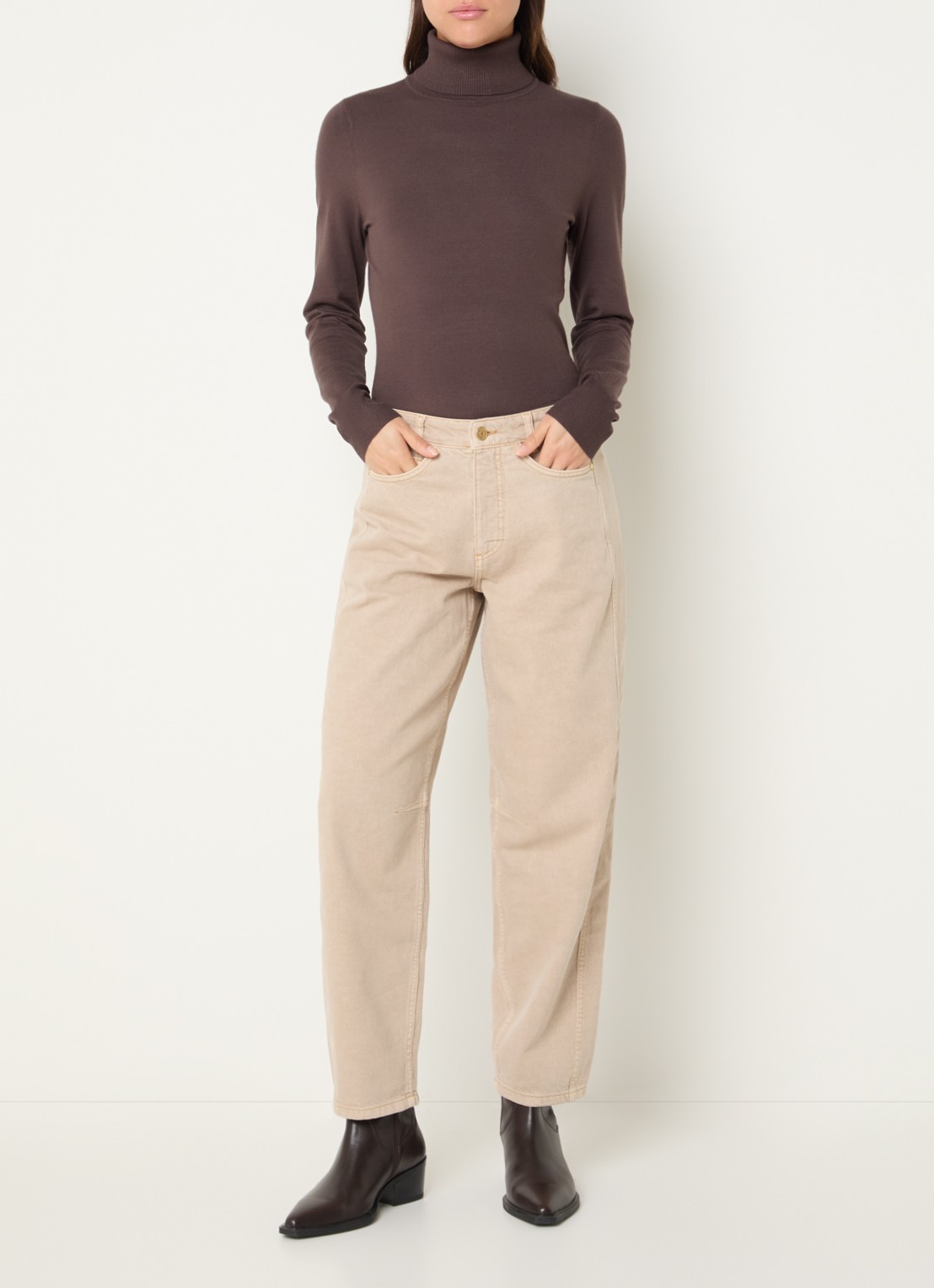 Claudia Sträter High waist tapered jeans met gekleurde wassing - voorkant 2 zand