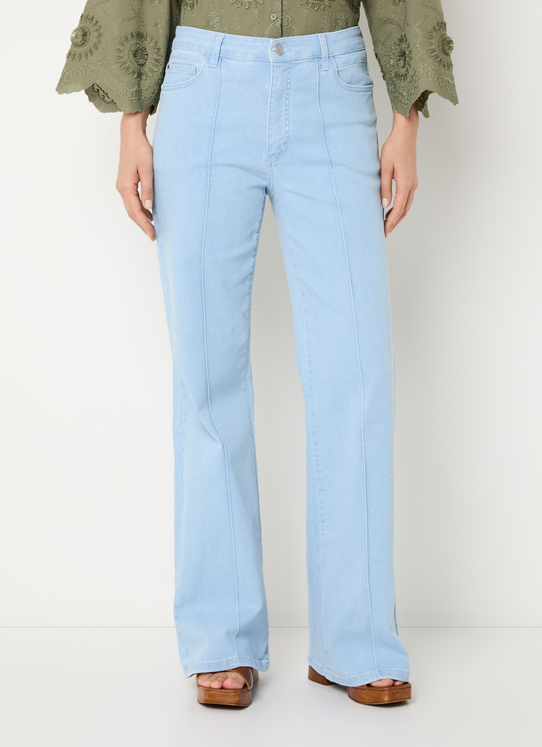 Claudia Sträter High waisted flared jeans met lichte wassing - detail 4 indigo