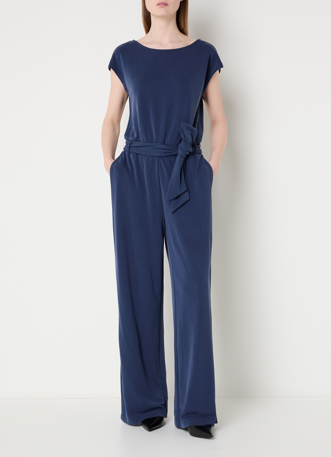 Claudia Sträter Jumpsuit met boothals en strikceintuur - detail 3 donkerblauw