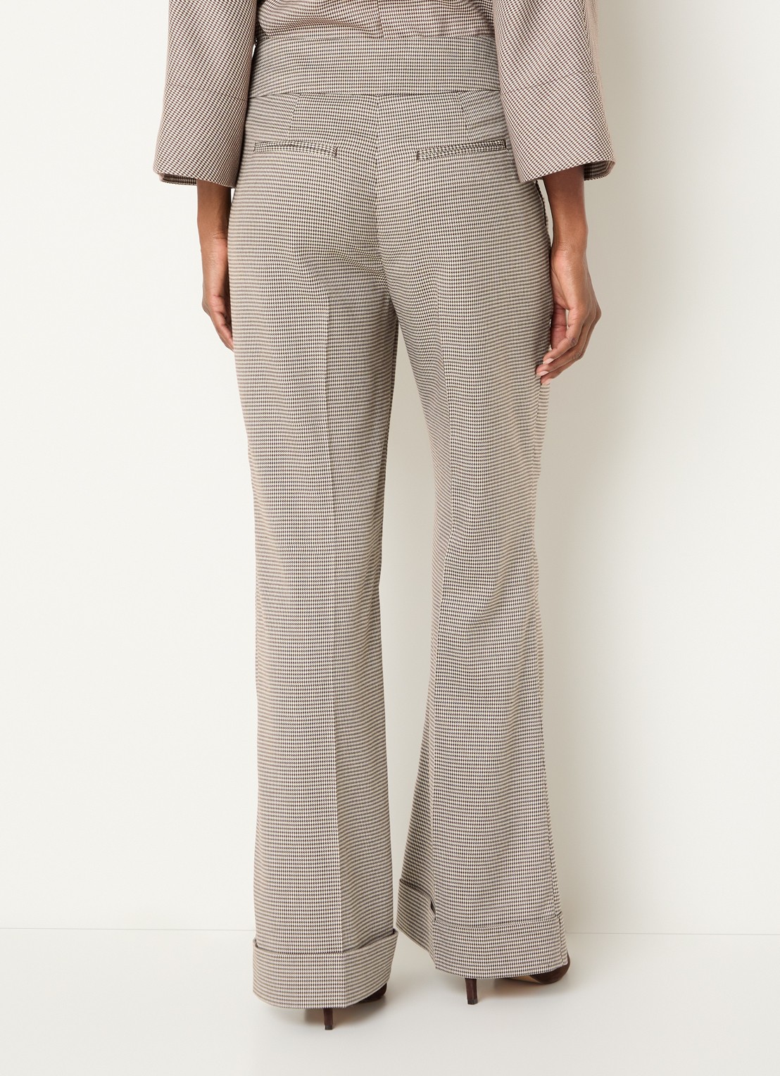 Claudia Sträter Mid waist flared fit pantalon met pied-de-poule dessin - achterkant hazelnootbruin