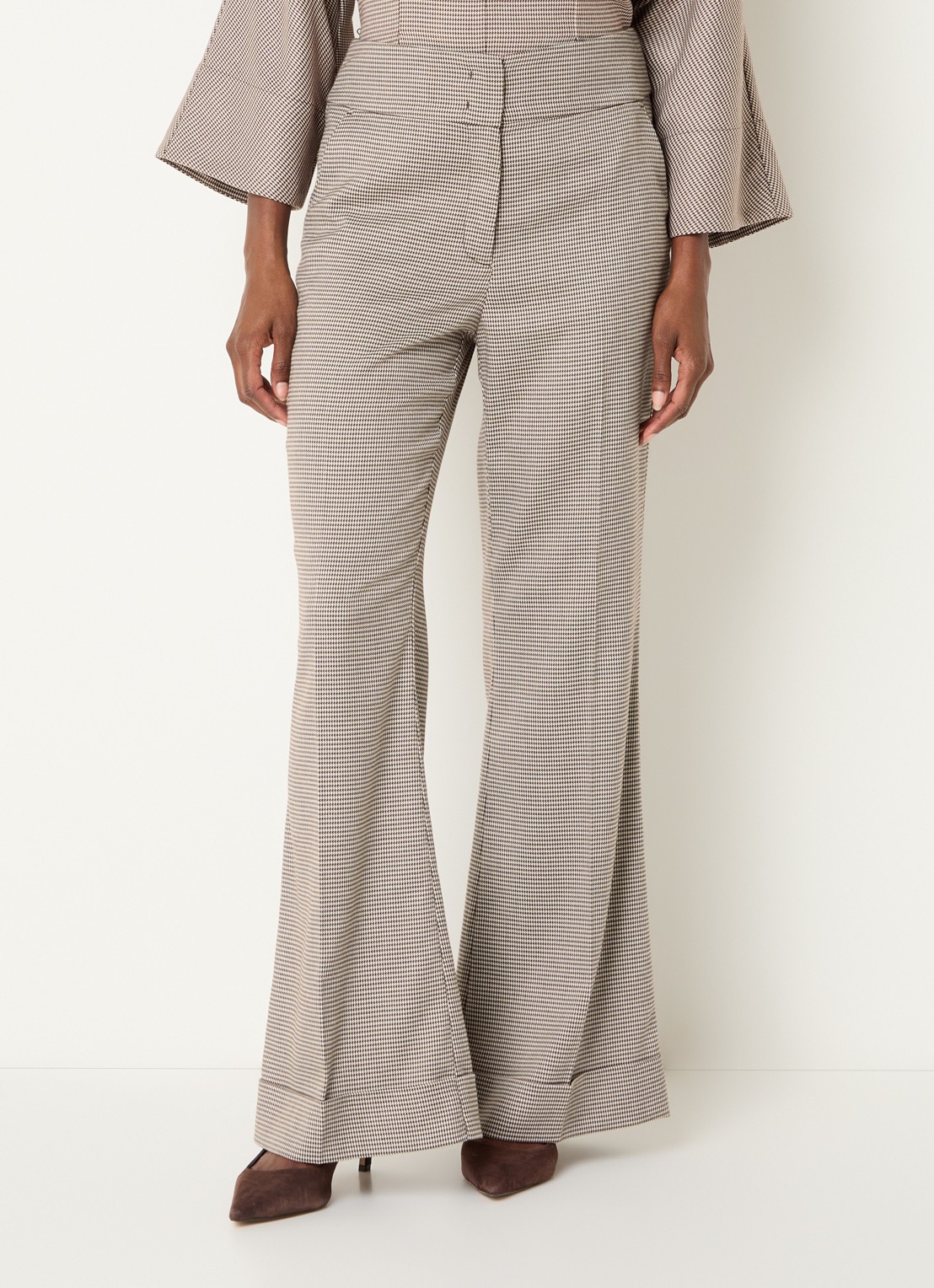 Claudia Sträter Mid waist flared fit pantalon met pied-de-poule dessin - detail 2 hazelnootbruin