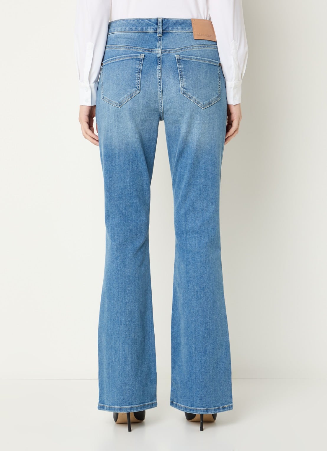 Claudia Sträter Mid waist flared jeans met lichte wassing - achterkant indigo