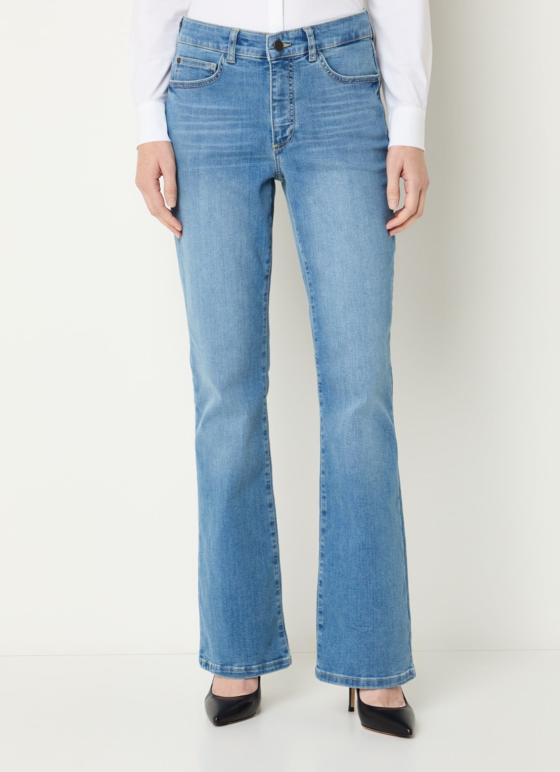 Claudia Sträter Mid waist flared jeans met lichte wassing - detail 4 indigo