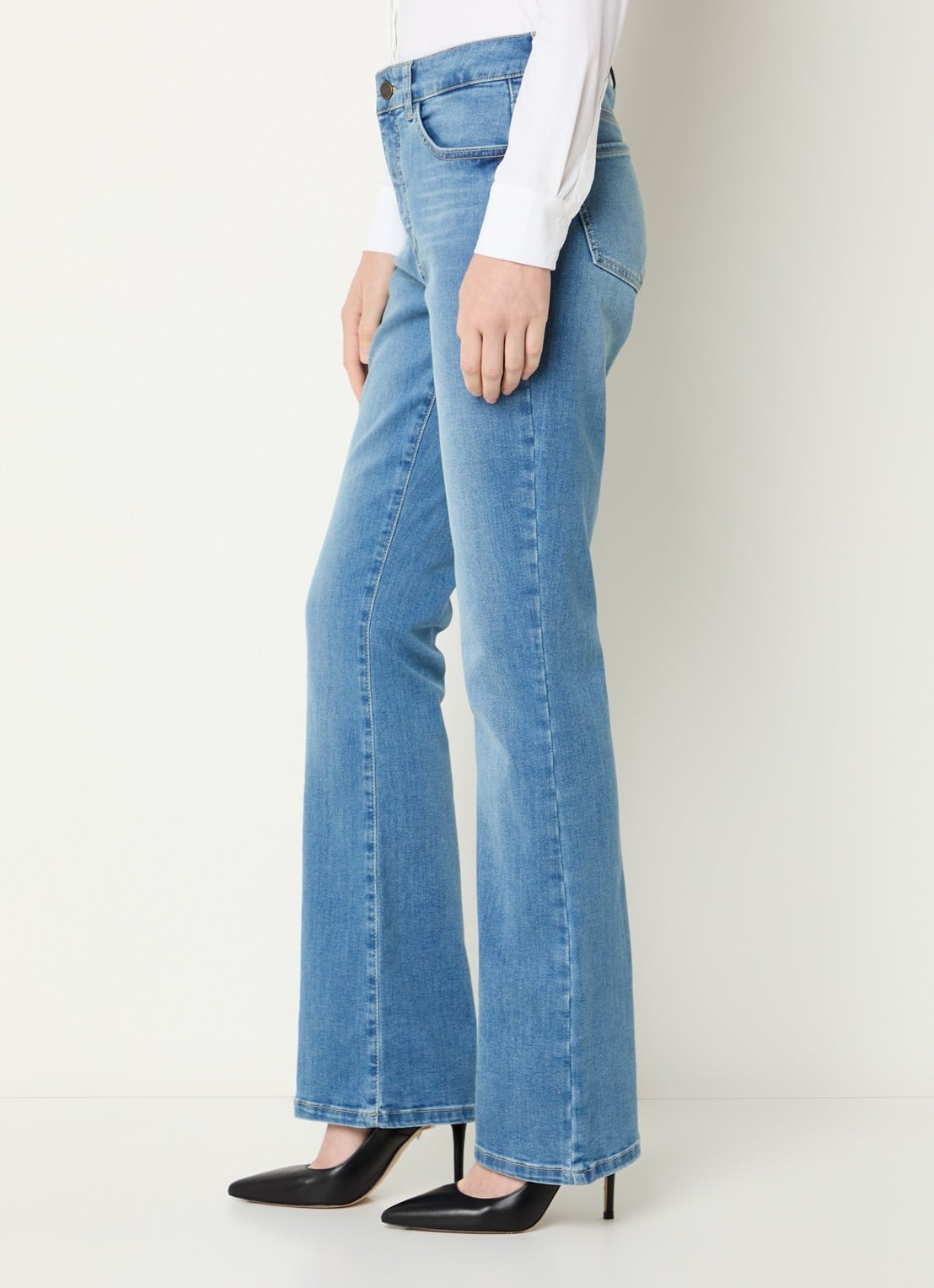 Claudia Sträter Mid waist flared jeans met lichte wassing - detail 5 indigo