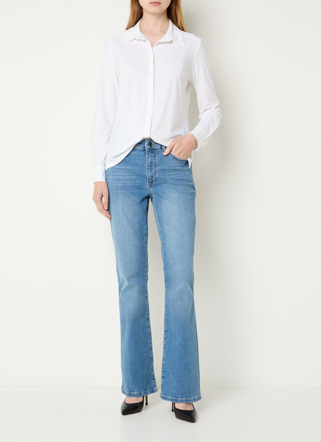 Claudia Sträter Mid waist flared jeans met lichte wassing - voorkant 3 indigo