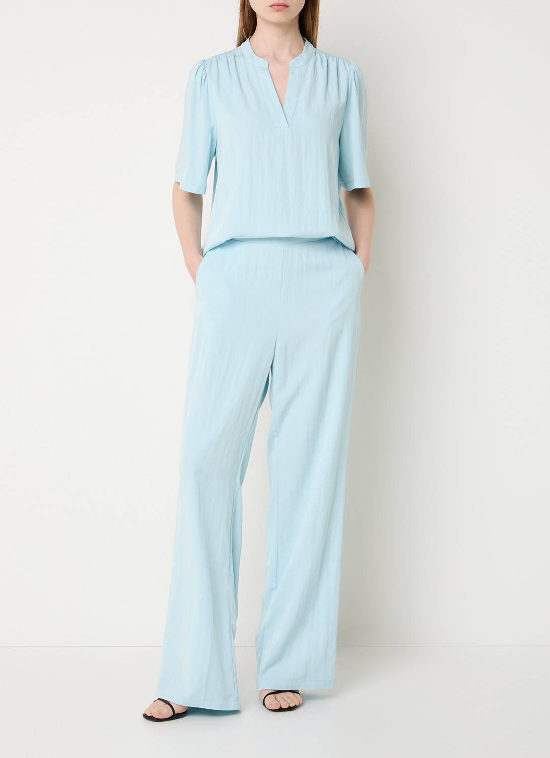 Claudia Sträter Mid waist straight fit broek met steekzakken  - voorkant 3 lichtblauw